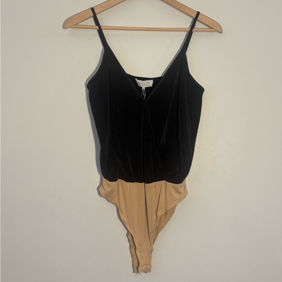 NWT WAYF V Neck Bodysuit - Picture 2 of 10